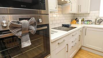 Dishwasher, cookware/dishes/utensils