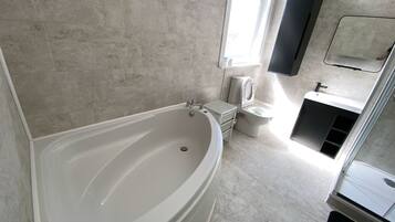 Douche, sèche-cheveux, savon, papier toilette