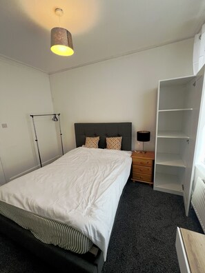 1 dormitorio, tabla de planchar con plancha, wifi gratis y ropa de cama