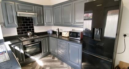 Modern room for short stay in Salford, PLAB Samson