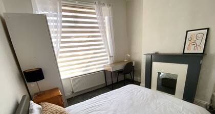 Modern room for short stay in Salford, PLAB Samson