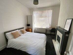 1 bedroom, iron/ironing board, free WiFi, bed sheets - Modern room for short stay in Salford
ONLY SPARE ROOM TO LET IN Shared House (Salford)