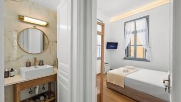 1 bedroom, in-room safe, iron/ironing board, free WiFi