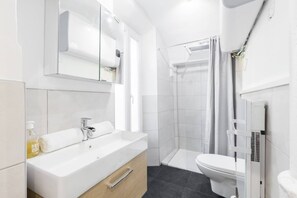 Dusche, Haartrockner, Handtücher