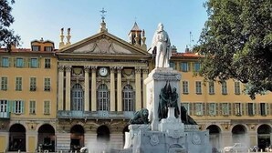 Ein klassizistisches Gebäude mit einer zentralen Statue, Rundbogenfenstern und einem Brunnen.