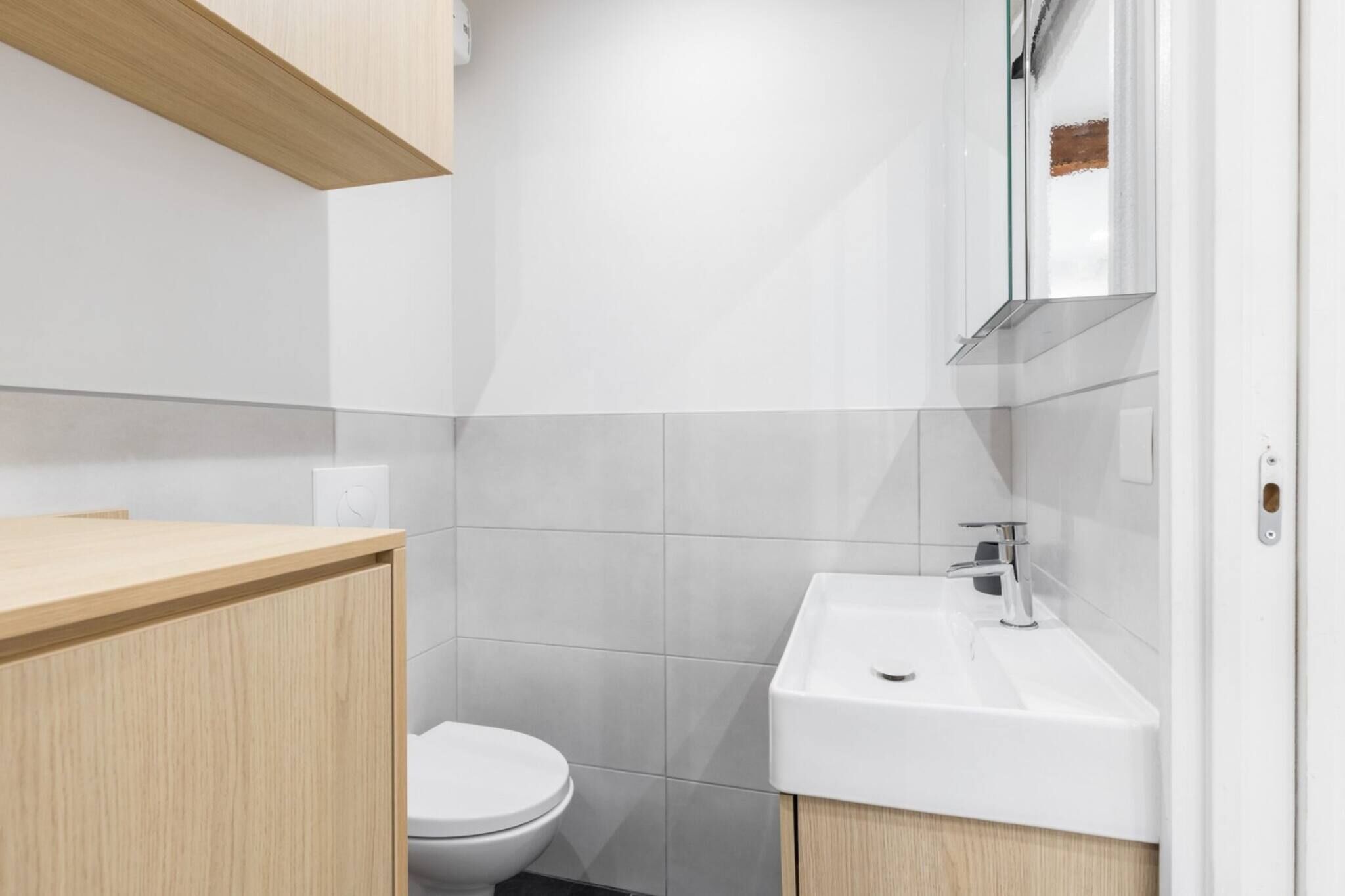 Een douche, een haardroger, handdoeken, zeep