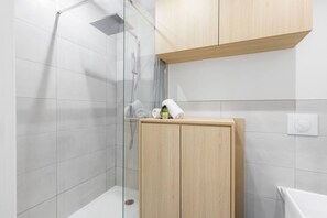Dusche, Haartrockner, Handtücher, Seife