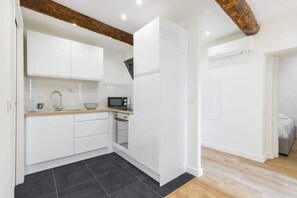 Fridge, microwave, oven, stovetop - Charming small one-bedroom apartment in the old town (Niza)