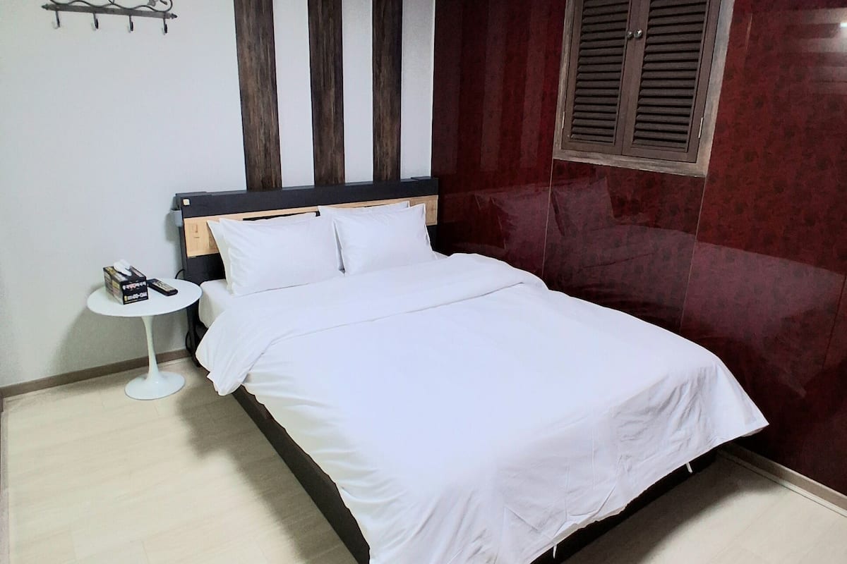 Deluxe Double Room, City View | Desk, laptop workspace, free WiFi