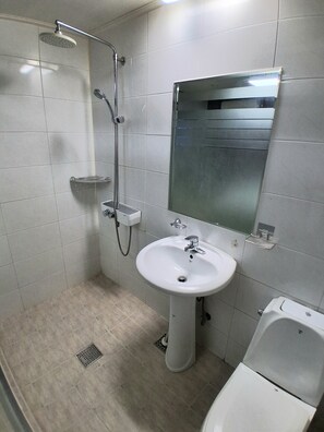 Deluxe Double Room, City View | Bathroom