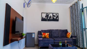 Appartement Supérieur, vue colline | Coin séjour | Télévision à écran plat