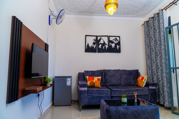 Apartamento superior, vista para a colina | Área de estar