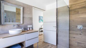Een douche, gratis toiletartikelen, een haardroger, handdoeken