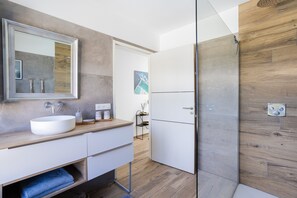 Douche, articles de toilette (gratuits), séchoir à cheveux