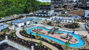 Un complejo turístico con múltiples piscinas, zonas de estar al aire libre y diversas comodidades.