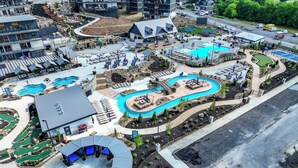 Un resort con varias piscinas, un campo de golf y diferentes zonas de estar al aire libre.