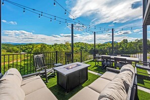 Outdoor dining - Waterpark · Indoor Pool · Mtn Views · 22ppl (Sevierville)