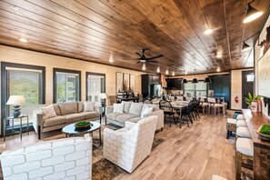 Smart TV, fireplace, video games, table football - Waterpark · Indoor Pool · Mtn Views · 22ppl (Sevierville)