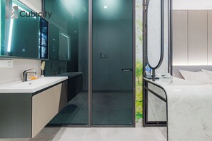 Basic Double Room | Bathroom | Hair dryer, towels