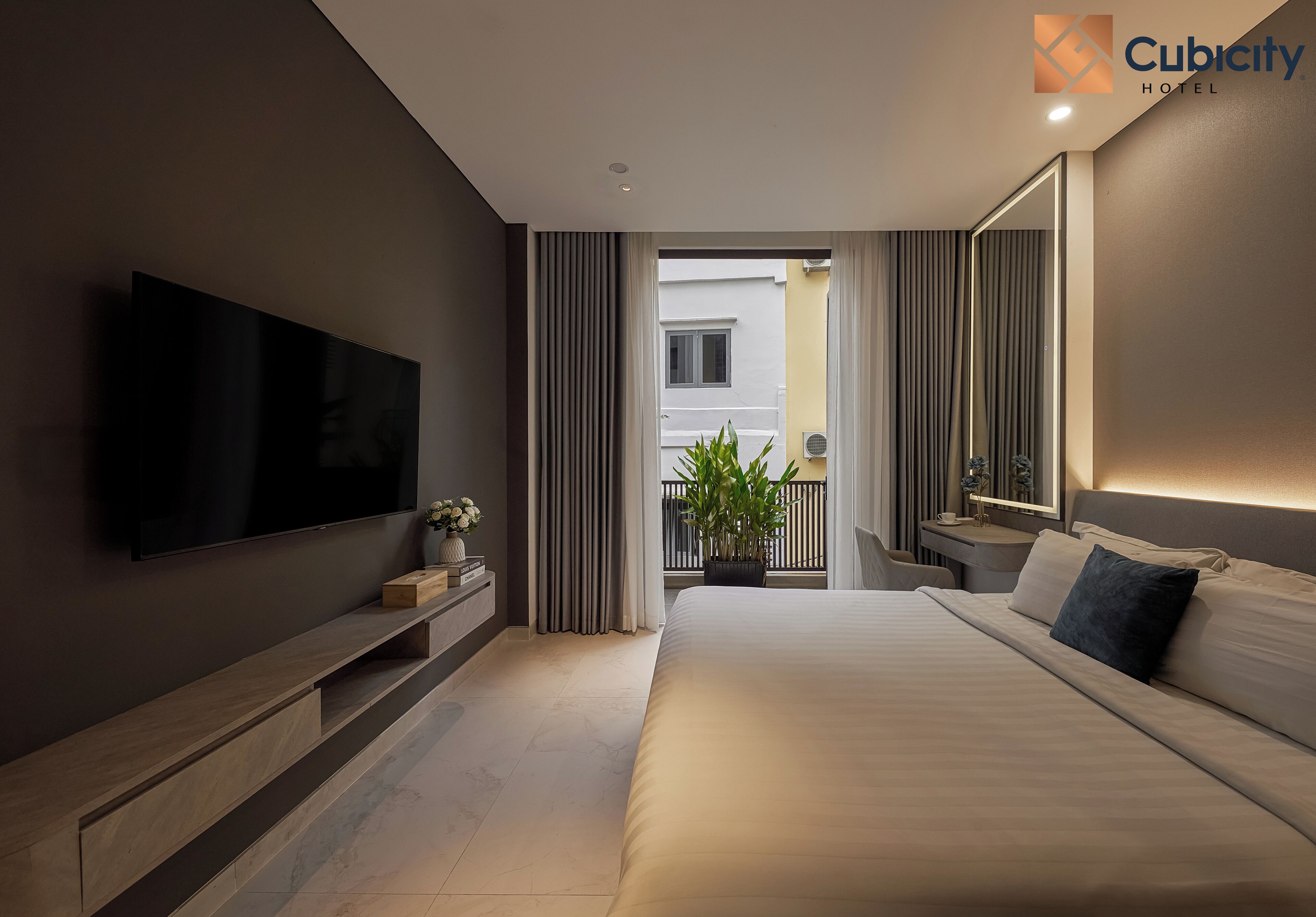 Deluxe tweepersoonskamer, uitzicht op stad | Donzen dekbedden, bedden met traagschuimmatras, een bureau