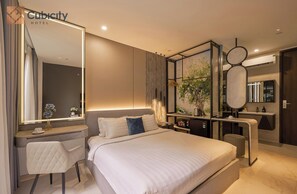 Phòng đôi Deluxe, quang cảnh thành phố | Chăn bông, nệm cao su hoạt tính (memory foam), bàn 