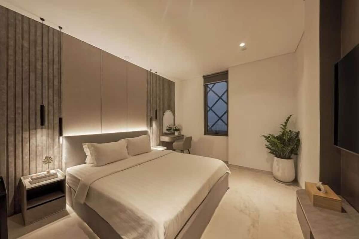 Daunenbettdecken, Betten mit Memory-Foam-Matratzen, Schreibtisch