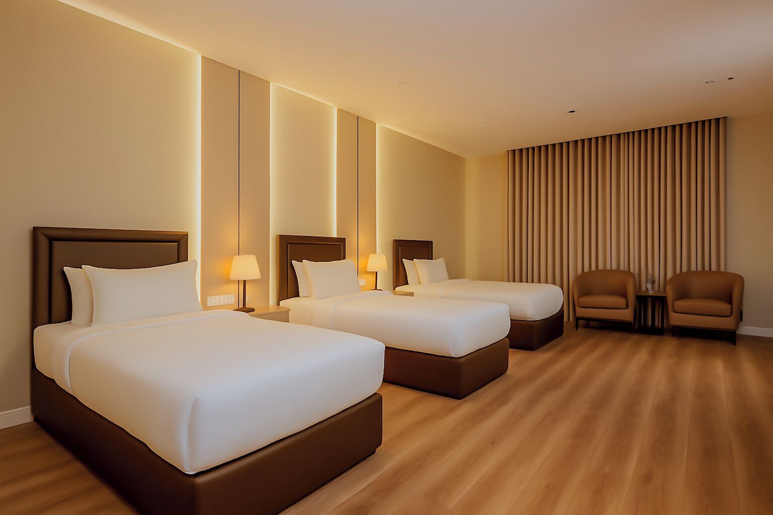 Camera tripla | Una scrivania, postazione laptop, tende oscuranti, insonorizzazione