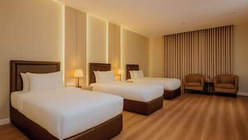 Camera tripla | Una scrivania, postazione laptop, tende oscuranti, insonorizzazione