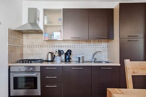 Fridge, microwave, stovetop, dishwasher