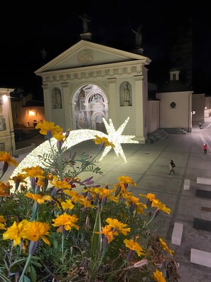 Un bâtiment doté d’une entrée en arc de cercle, de statues et d’une décoration lumineuse en forme d’étoile.