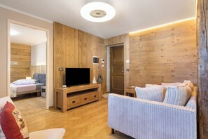 TV - Apartment 'Cathédrale' with Mountain View, Wi-Fi and Air Conditioning (Aosta)