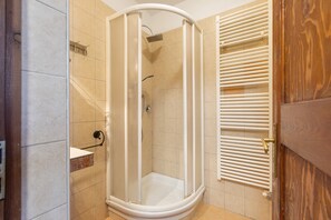 Douche, sèche-cheveux, serviettes fournies