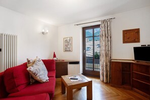 TV - Apartment 'Emilius' with Mountain View, Wi-Fi and Air Conditioning (Aosta)