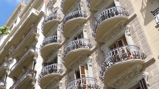 A building with ornate balconies and detailed architectural carvings. - Hostal Balkonis (Barcelona)