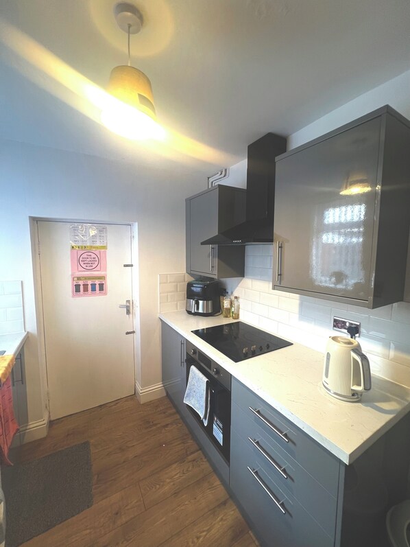 Fridge, microwave, oven, stovetop - King Size Room To Stay in Salford-Samson
ONLY SPARE ROOM TO LET in SHARED HOUSE (Salford)