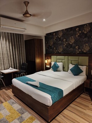 Luxury Suite | In-room safe, desk, laptop workspace, iron/ironing board