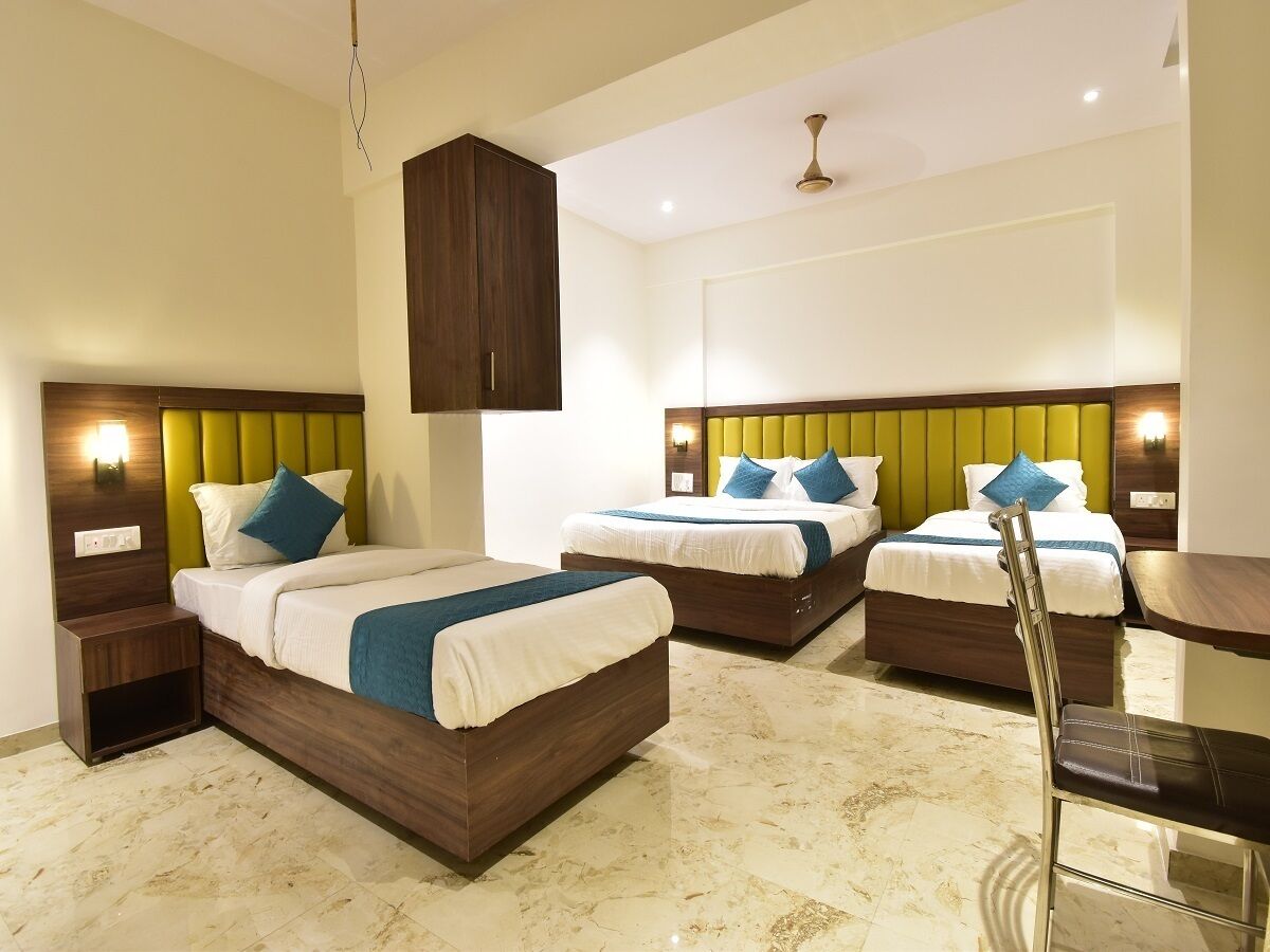 Ropa de cama de alta calidad y caja de seguridad en la habitación 