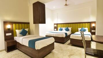 Ropa de cama de alta calidad y caja de seguridad en la habitación