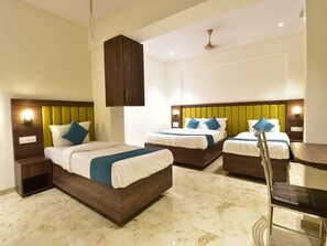 Family Room, City View - HOTEL CANDOR AMIGO (Panvel)