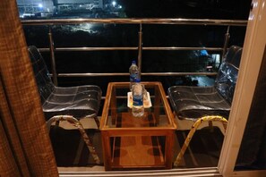 Executive Room, Balcony, City View | Living area