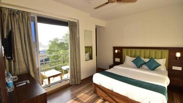Executive Room, Balcony, City View | Street view