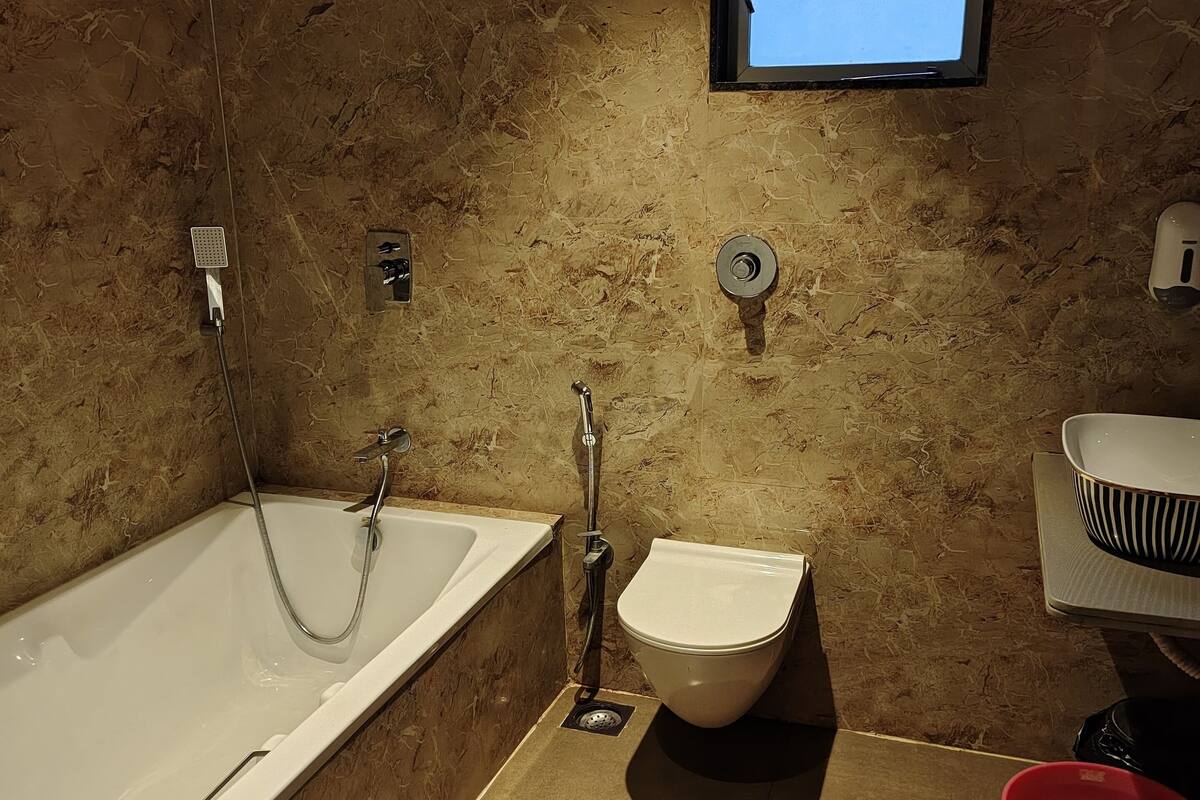 Luxury Suite | Bathroom | Shower, free toiletries, slippers, towels