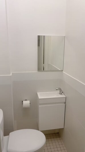 Sèche-cheveux, serviettes fournies, savon, papier toilette