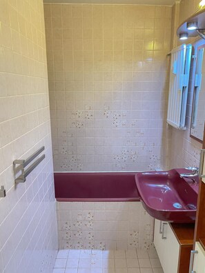 Haartrockner, Handtücher, Seife, Toilettenpapier