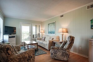 Smart TV, DVD player - 3 Bedroom Ocean View in charming Hilton Head Island WiFi, AC, W/D, Fitness Room (Hilton Head Island)