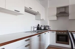 Frigorifero, microonde, forno, piano cottura