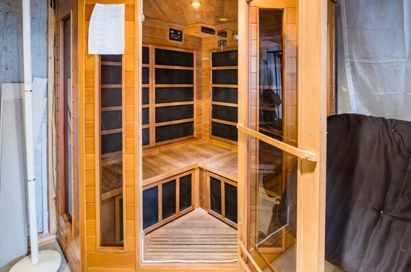 Sauna - Studio Apartment with King Bed, Stunning View & Sauna (Roanoke)