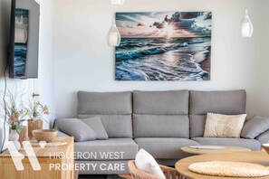 TV - The Palm Escape – Seaview, Pool & Terrace | Higueron West, Fuengirola (Fuengirola)