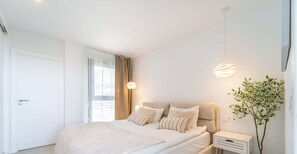 2 bedrooms, iron/ironing board, travel crib, free WiFi - The Palm Escape by HWPC (Fuengirola)