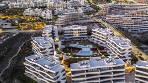 A modern residential complex with multiple curved buildings, a central swimming pool, and well-lit pathways. - The Palm Escape – Seaview, Pool & Terrace | Higueron West, Fuengirola (Fuengirola)